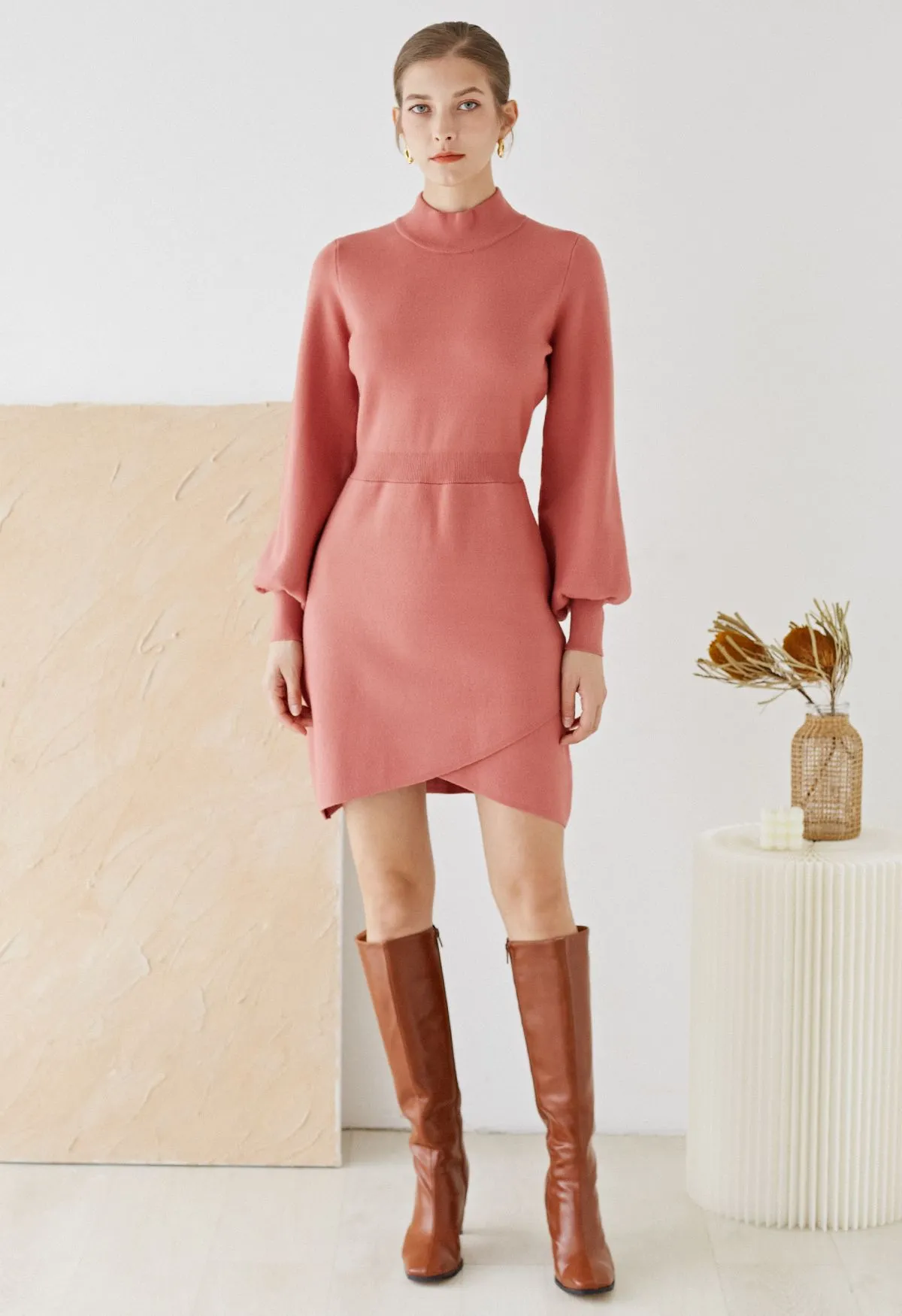 Robe mi-longue en maille à col montant et ourlet croisé en corail